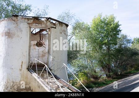 Ancienne usine de traitement des eaux usées. Une ancienne usine de traitement des eaux usées sur les rives de la rivière Dniester en Transnistrie. Pollution de l'eau. Banque D'Images