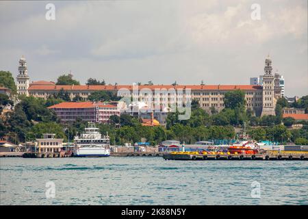 Istanbul, Turquie, 26 mai 2016 : partie asiatique d'Istanbul, ancienne caserne ottomane Selimiye et port de Harem. Banque D'Images