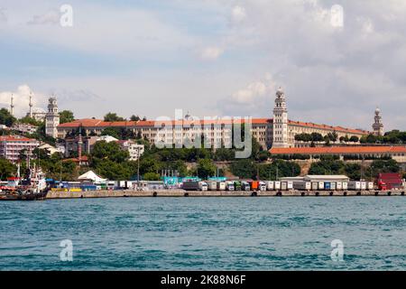 Istanbul, Turquie, 26 mai 2016 : partie asiatique d'Istanbul, ancienne caserne ottomane Selimiye et port de Harem. Banque D'Images