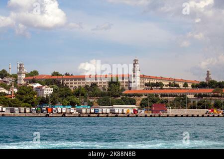 Istanbul, Turquie, 26 mai 2016 : partie asiatique d'Istanbul, ancienne caserne ottomane Selimiye et port de Harem. Banque D'Images