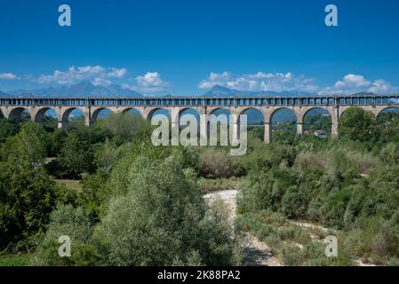 Cuneo, Piémont, Italie : le viaduc de Soleri, c'est une route promiscuous et un pont ferroviaire sur la rivière Stura di Demonte, en arrière-plan les montagnes Banque D'Images