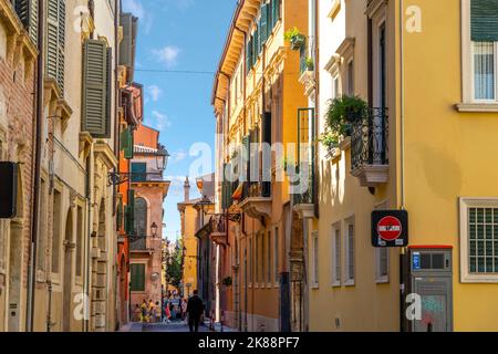 Une rue résidentielle étroite et colorée dans la vieille ville historique de Vérone, en Italie. Banque D'Images