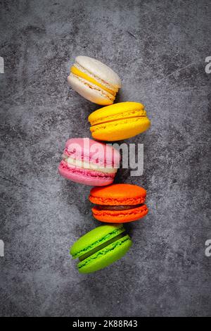 Différents types de macarons en mouvement Banque D'Images