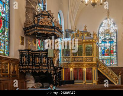 Suède, Stockholm - 16 juillet 2022 : Gamla Stan, Pulpit et la galerie du roi conçue par Nicodème Tessin l'ancien à l'église Saint-Gertrude Banque D'Images