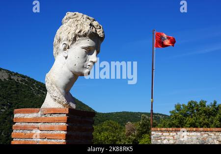 La tête d'Apollon de Butrint, B. était une ancienne ville grecque et plus tard romaine et un évêché à Epirus, site du patrimoine mondial de l'UNESCO, République d'Albanie Banque D'Images