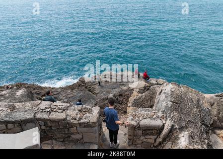 Une vue des touristes et des pêcheurs près de Boca do Inferno à Cascais, Portugal Banque D'Images