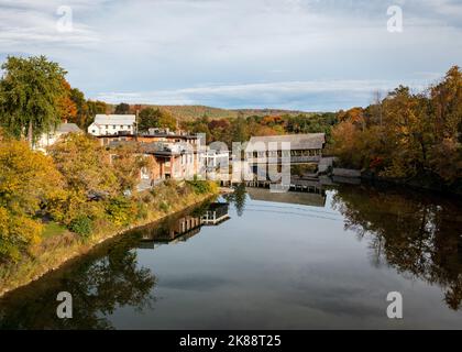 La rivière Ottauquechee coule sous le pont couvert de Quechee dans le Vermont Banque D'Images