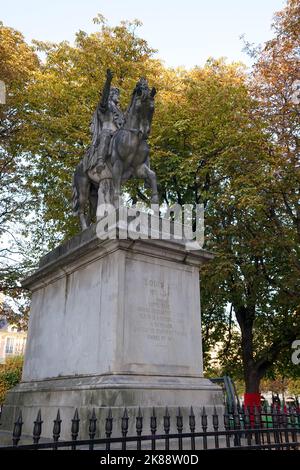 Cette statue en marbre de Louis XIII a été érigée en 1829 pour remplacer celle de bronze envoyée à fondre en 1792 pour fabriquer des canons pendant le revolu français Banque D'Images