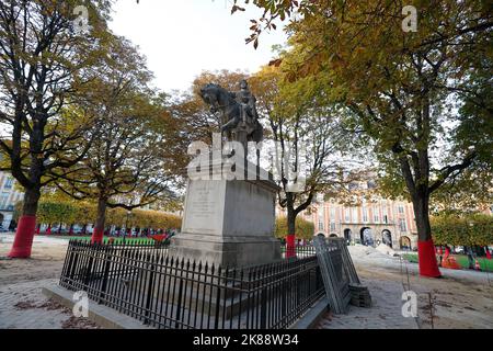 Cette statue en marbre de Louis XIII a été érigée en 1829 pour remplacer celle de bronze envoyée à fondre en 1792 pour fabriquer des canons pendant le revolu français Banque D'Images