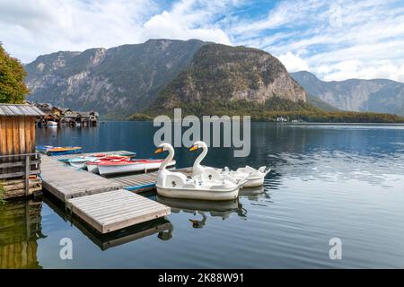 Deux bateaux à pédales de cygne attendent les touristes à un petit quai sur le lac à Hallstatt, en Autriche. Banque D'Images