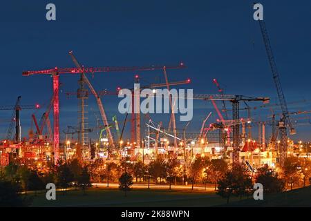 Quand des grues tirent dans le ciel - fascination bauma 2022 ouvre ses portes après l'interruption Corona de 24.-30.10.2022 au centre d'exposition de Munich. Le Bauma est le plus grand et probablement le salon le plus impressionnant au monde avec plus de 400 000 000 visiteurs. Le principal salon international incontesté impressionne également par son exhaustivité: Tous les secteurs. Tous les leaders du marché. Beaucoup d'innovations. Véhicules de construction et équipements de construction grues de construction, grues sur l'espace ouvert du salon Riem de Munich. ?SVEN SIMON photo Agency GmbH & Co Presse photo KG # Princess-Luise-St Banque D'Images