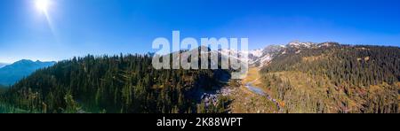 Vue panoramique aérienne de la rivière avec arbres verts dans le paysage des montagnes canadiennes. Prés de Brandywine Banque D'Images