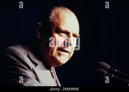 Élections présidentielles : campagne de Raymond barre à Clermont-Ferrand, Puy-de-Dome, France, 1988 Banque D'Images