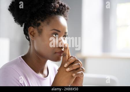 Femme afro-américaine priant. Dieu recherchant la prière Banque D'Images