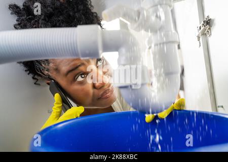 Fuite au niveau du tuyau de l'évier. Problème de fuite d'eau Banque D'Images