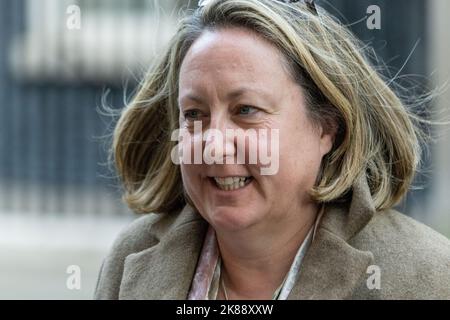 Londres, Royaume-Uni. 18th octobre 2022. Anne-Marie Trevelyan, secrétaire des transports, quitte une réunion du cabinet au 10 Downing Street à Londres. Les ministres arrivent à la réunion du cabinet britannique 10 Downing Street, Londres UK Credit: SOPA Images Limited/Alay Live News Banque D'Images