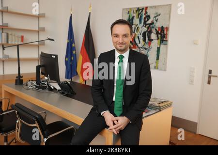 Berlin, Allemagne. 17th octobre 2022. Benjamin Strasser (FDP), secrétaire d'État parlementaire au ministère fédéral de la Justice, lors d'une interview de dpa sur le thème de la réduction de la bureaucratie. (À dpa 'le gouvernement fédéral veut rendre les nouvelles lois plus conviviales') Credit: Joerg Carstensen/dpa/Alay Live News Banque D'Images