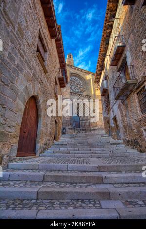 Vue sur l'église de Santa Maria la Mayor à Valderrobres, Teruel. Espagne. Banque D'Images