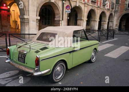 La place des Vosges, à l'origine la place Royale, est la plus ancienne place planifiée de Paris, en France. Banque D'Images