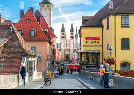 Vieux pont principal avec des statues de personnages saints et les tours Grafeneckart et Saint Kiliansdom, dans la ville bavaroise de Würzburg, Allemagne. Banque D'Images