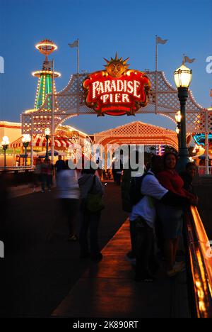 Paradise Pier, maintenant Pixar Pier dans Disney's California Adventure, est conçu pour reproduire les jetées de l'océan de la côte ouest et est illuminé la nuit Banque D'Images