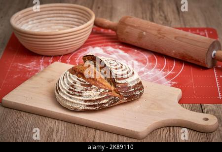 Pain au levain traditionnel. Pain rond de pain de levain fraîchement préparé. Pain artisanal Sourdough cuit à la maison. Banque D'Images
