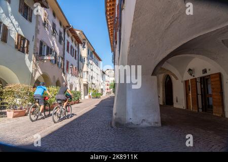 La ville de Neumarkt, dans la vallée de l'Adige, dans le Tyrol du Sud, arcades dans la vieille ville, en face des magasins et restaurants, Italie Banque D'Images