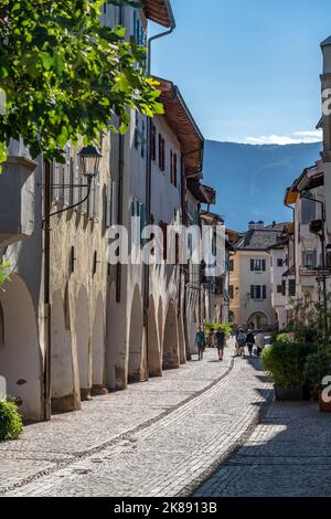 La ville de Neumarkt, dans la vallée de l'Adige, dans le Tyrol du Sud, arcades dans la vieille ville, en face des magasins et restaurants, Italie Banque D'Images