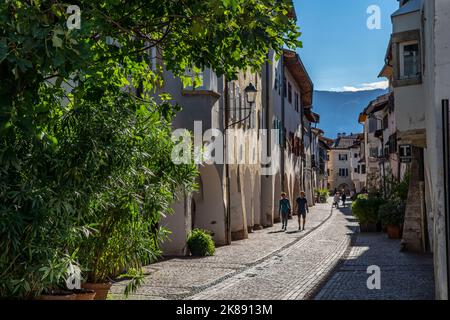 La ville de Neumarkt, dans la vallée de l'Adige, dans le Tyrol du Sud, arcades dans la vieille ville, en face des magasins et restaurants, Italie Banque D'Images