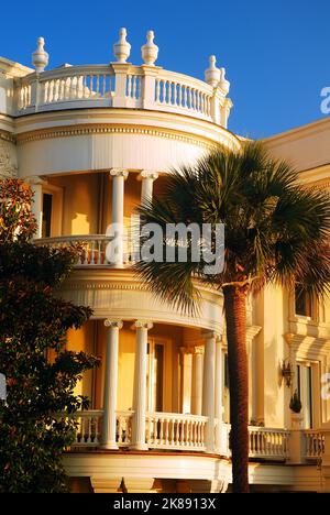 Une maison de luxe et manoir d'Antebellum affiche un balcon incurvé au coin de la maison le long du front de mer de Charleston, en Caroline du Sud Banque D'Images