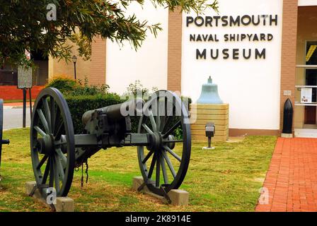 Un canon est présenté au musée du chantier naval de Portsmouth, une installation qui présente la connexion de la ville à la mer et au port naval Banque D'Images