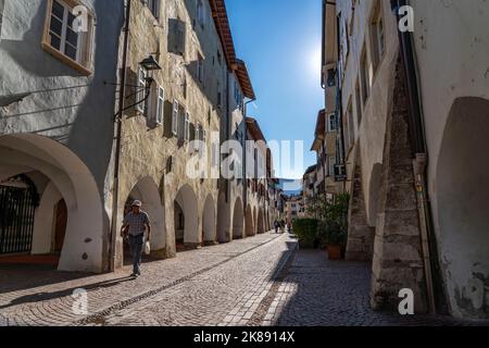 La ville de Neumarkt, dans la vallée de l'Adige, dans le Tyrol du Sud, arcades dans la vieille ville, en face des magasins et restaurants, Italie Banque D'Images