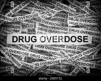 Bandes de journal avec les mots drogue overdose dactylographiée sur eux. Noir et blanc. Gros plan. Banque D'Images