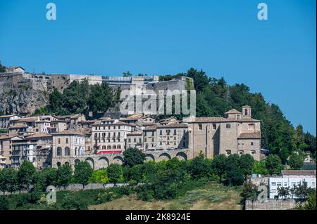 Civitella, italie: 06-24-2022: panorama du beau village de Civitella del Tronto Banque D'Images