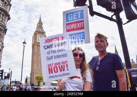 Londres, Royaume-Uni. 13th juillet 2022. Manifestants devant le Parlement. Des manifestants anti-conservateurs et anti-Boris Johnson se sont rassemblés à Westminster alors que Johnson devait faire face aux questions de son premier Premier ministre depuis sa démission. Les manifestants ont exigé qu'il quitte son poste immédiatement. Banque D'Images