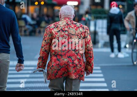 Des personnes et des lieux parisiens aléatoires non identifiés dans les rues de Paris Banque D'Images