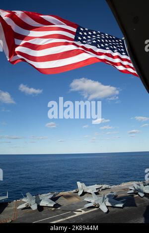 Le premier porte-avions de sa catégorie, USS Gerald R. Ford (CVN 78), vole le drapeau américain des fêtes alors qu'il vole dans l'océan Atlantique, le 20 octobre 2022. Le groupe de grève des transporteurs Gerald R. Ford (GRFCSG) est déployé dans l’océan Atlantique, menant des activités d’entraînement et des opérations aux côtés des alliés et des partenaires de l’OTAN afin d’améliorer l’intégration des opérations futures et de démontrer l’engagement de la Marine américaine à l’égard d’une région atlantique pacifique, stable et exempte de conflits. (É.-U. Photo de la marine par le spécialiste des communications de masse 2nd classe Zack Guth) Banque D'Images