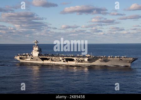 Le premier porte-avions de sa catégorie USS Gerald R. Ford (CVN 78) vole dans l'océan Atlantique, le 20 octobre 2022. Le groupe de grève des transporteurs Gerald R. Ford (GRFCSG) est déployé dans l’océan Atlantique, menant des activités d’entraînement et des opérations aux côtés des alliés et des partenaires de l’OTAN afin d’améliorer l’intégration des opérations futures et de démontrer l’engagement de la Marine américaine à l’égard d’une région atlantique pacifique, stable et exempte de conflits. (É.-U. Photo de la marine par le spécialiste des communications de masse 2nd classe Jackson Adkins) Banque D'Images