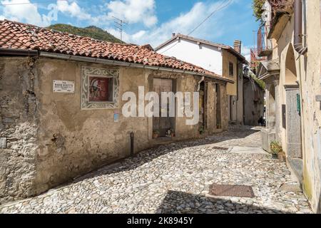 Rues pavées étroites avec peintures sur les murs dans l'ancien village peint Arcumeggia dans la province de Varèse, Lombardie, Italie Banque D'Images