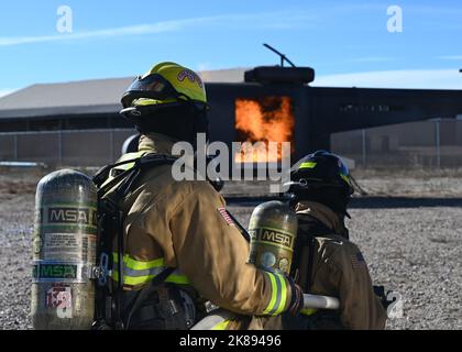 Des aviateurs affectés à la F.E. de l'escadron du génie civil 90th Le service des incendies de Warren a terminé les exercices d'incendie en direct 17 octobre 2022 sur F.E. Base aérienne de Warren, Wyoming. Ces exercices, utilisant des cadres d'hélicoptère de fortune, permettent de s'assurer que les aviateurs sont entièrement préparés à des situations réelles. (É.-U. Photo de la Force aérienne par le premier Airman Darius Frazier) Banque D'Images