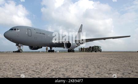 Une Pégase KC-46A affectée à l'escadre de ravitaillement en carburant aérien 22nd est garée sur la ligne de vol à la base aérienne de Kadena, au Japon, le 13 octobre 2022. Des aviateurs de l'ARW de 22nd ont visité la base aérienne de Kadena pour améliorer les capacités d'emploi au combat Agile. (É.-U. Photo de la Force aérienne par le premier Airman Jessi Roth) Banque D'Images