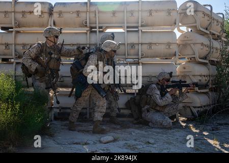 Les soldats américains du corps des Marines avec 2nd Bataillon, 7th Marine Regiment, 1st Marine Division, prennent la couverture d'un tir simulé d'armes légères pendant les tactiques de soutien d'assaut 1 (AST-1) dans le cadre du cours d'instructeur d'armes et de tactiques (WTI) 1-23, à la zone d'entraînement de combat Village, Wellton, Arizona, 17 octobre 2022. AST-1 est un événement de jour, force-sur-force qui offre à WTIS prospective l'occasion de planifier, de briefer et d'exécuter un assaut aérien renforcé par la compagnie tout en intégrant les six fonctions de Marine Aviation. (États-Unis Photo du corps marin par lance Cpl. Dean Gurule) Banque D'Images