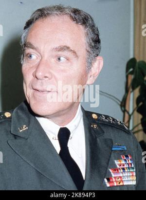 22 janvier 1981 Washington, District de Columbia, États-Unis : portrait D'ALEXANDER HAIG. Le général Alexander Haig était le secrétaire d'État des États-Unis sous la présidence de Ronald Reagan. Il a également été chef de cabinet de la Maison-Blanche sous les présidents Richard Nixon et Gerald Ford. Il a été vice-chef d'état-major de l'armée, qui est le deuxième officier le plus haut placé de l'armée et qui est responsable de toutes les forces des États-Unis et de l'OTAN en Europe. Haig était un vétéran de la guerre de Corée et du Vietnam, a reçu la Croix de service distingué, l'étoile d'argent avec grappe de feuilles de chêne, et le coeur violet. (Image crédit : © Kevin McKie Banque D'Images