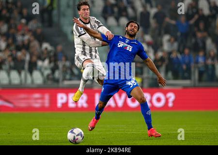 Turin, Italie. 21st octobre 2022. Dusan Vlahovic du FC Juventus et Sebastiano Luperto du FC Empoli disputent le ballon lors du match de football de la série A entre le FC Juventus et le FC Empoli au stade Juventus de Turin (Italie), 21 octobre 2022. Photo Federico Tardito/Insidefoto crédit: Insidefoto di andrea staccioli/Alamy Live News Banque D'Images