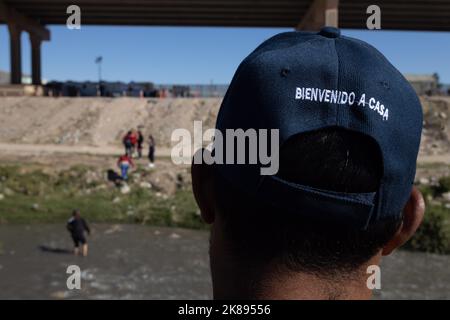 21 octobre 2022, juarez, chihuahua, Mexique : 600 migrants vénézuéliens sont bloqués à Ciudad Juárez, Chihuahua après avoir été expulsés des États-Unis en vertu du titre 42, les migrants s'hébergent sous le pont international parce que les abris sont à leur pleine capacité, chaque jour plus de Vénézuéliens sont expulsés des États unis par cette frontière. (Image de crédit : © David Peinado/ZUMA Press Wire) Banque D'Images