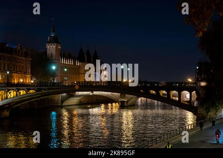 La conciergerie est un ancien palais de justice et prison de Paris, situé à l'ouest de l'Île de la Cité, en contrebas du Palais de Justice. Banque D'Images