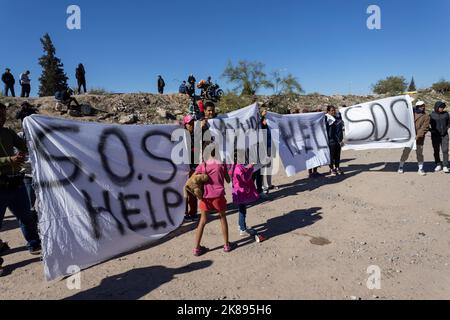 21 octobre 2022, juarez, chihuahua, Mexique : 600 migrants vénézuéliens sont bloqués à Ciudad Juárez, Chihuahua après avoir été expulsés des États-Unis en vertu du titre 42, les migrants s'hébergent sous le pont international parce que les abris sont à leur pleine capacité, chaque jour plus de Vénézuéliens sont expulsés des États unis par cette frontière. (Image de crédit : © David Peinado/ZUMA Press Wire) Banque D'Images