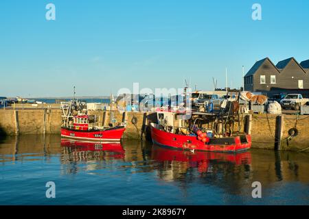 Whitstable, Kent, Royaume-Uni - 6 octobre 2022 - bateaux rouges dans le port de Whitstable Banque D'Images