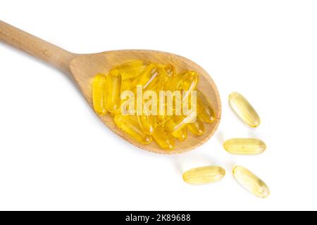 Pile de capsules Omega 3 dans une cuillère en bois isolée sur fond blanc. Softgels, comprimés pour la peau, la santé, le traitement de la maladie. Soins de santé, alimentation, coeur Banque D'Images