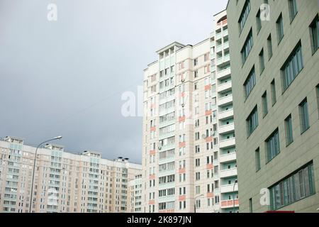 Bâtiment en ville. Détails de l'architecture. Beaucoup de fenêtres dans la maison. Développement urbain. Banque D'Images